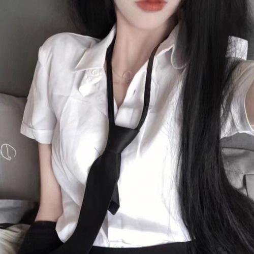 草丛中的人